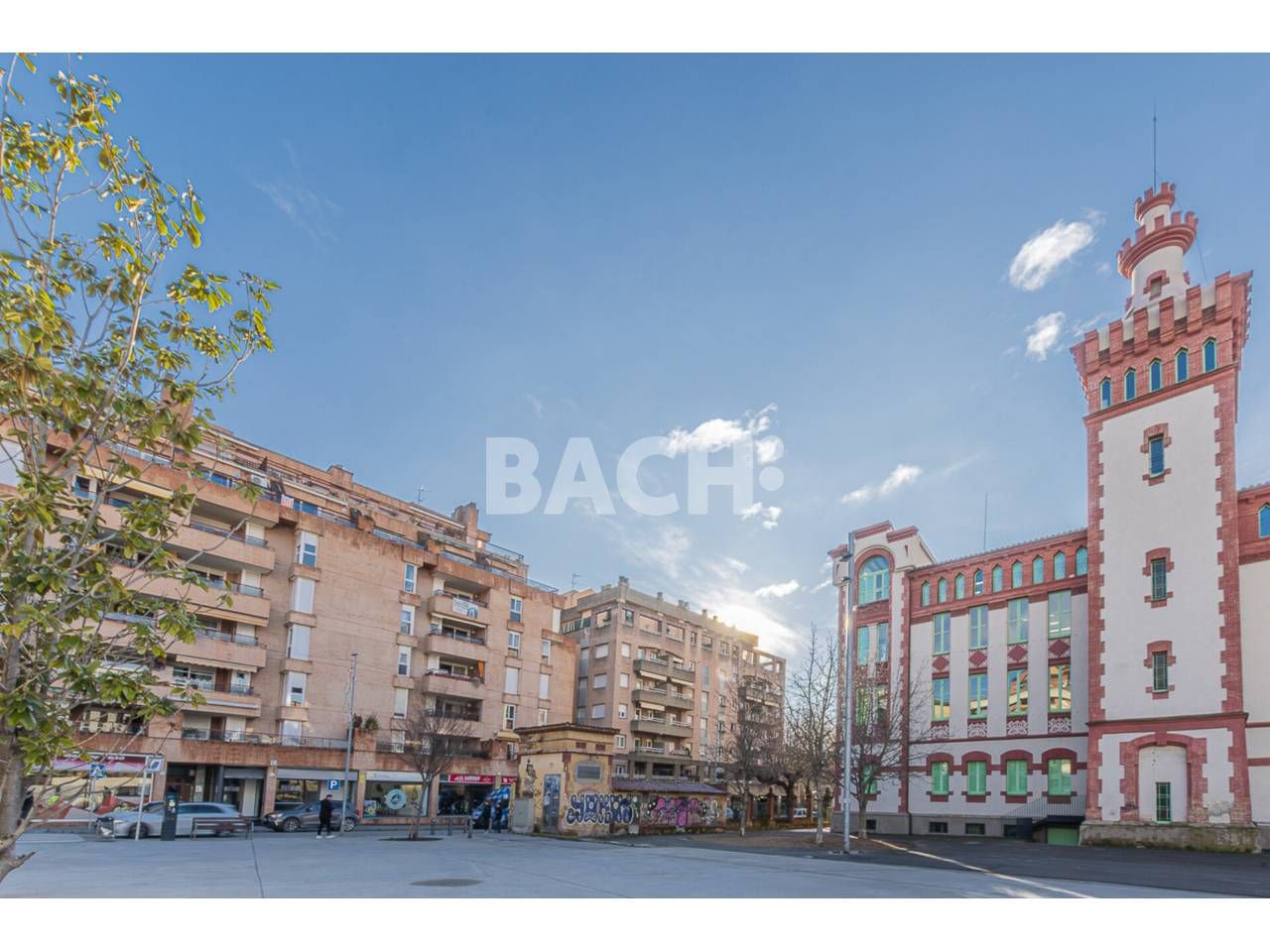 Vista exterior de Pis en venda en Vic amb Calefacció, Parquet i Terrassa