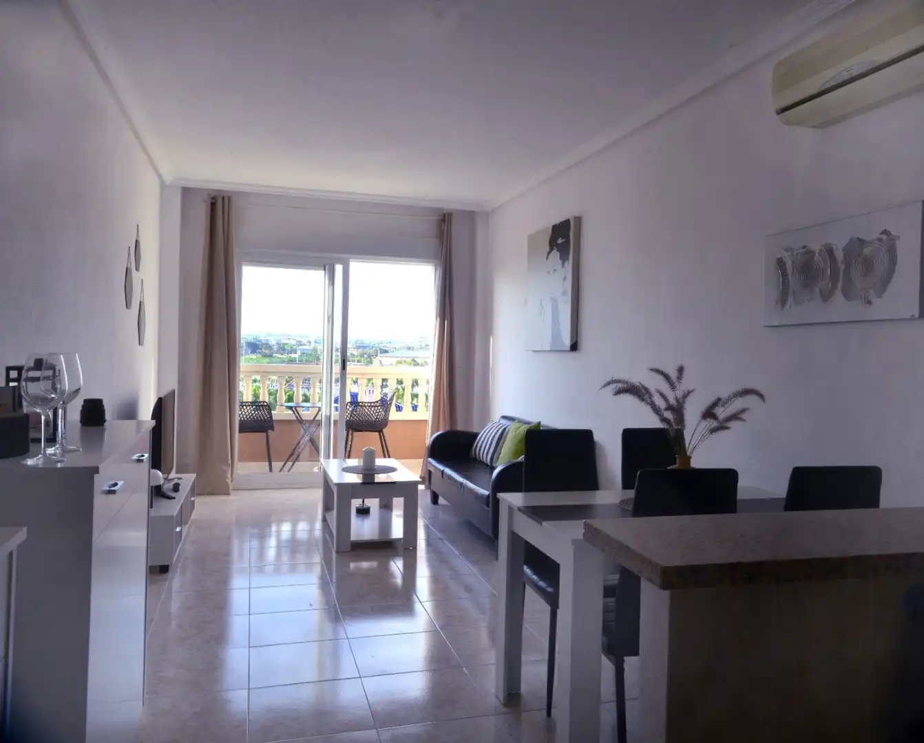 Sala de estar de Apartamento de alquiler en Santa Pola con Aire acondicionado, Calefacción y Amueblado
