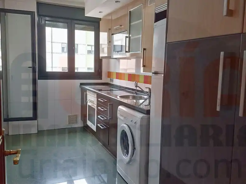 Cuina de Pis en venda en Oviedo  amb Calefacció, Terrassa i Traster