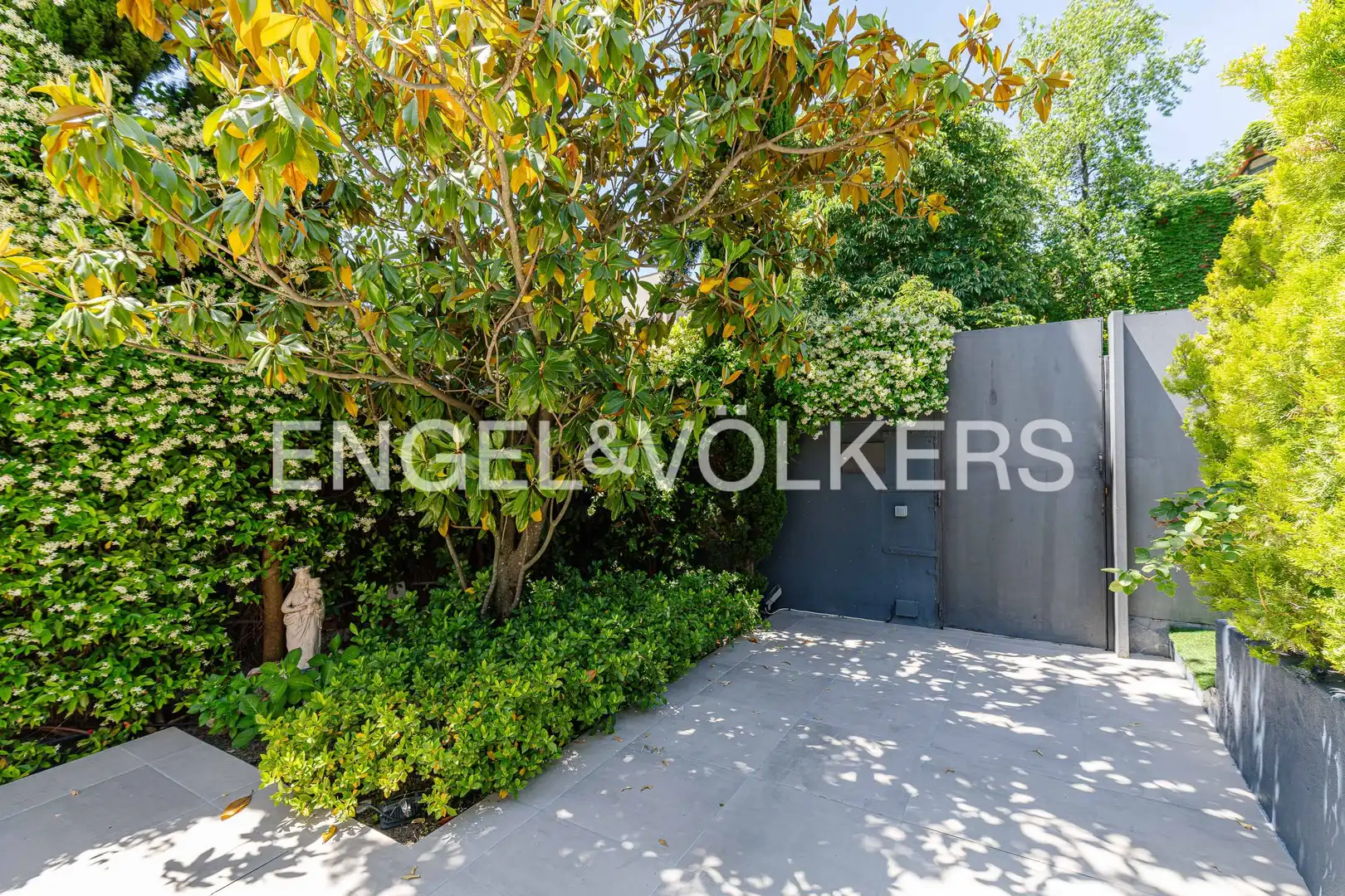 Vista exterior de Casa o chalet en venta en Madrid con Aire acondicionado, Calefacción y Jardín privado