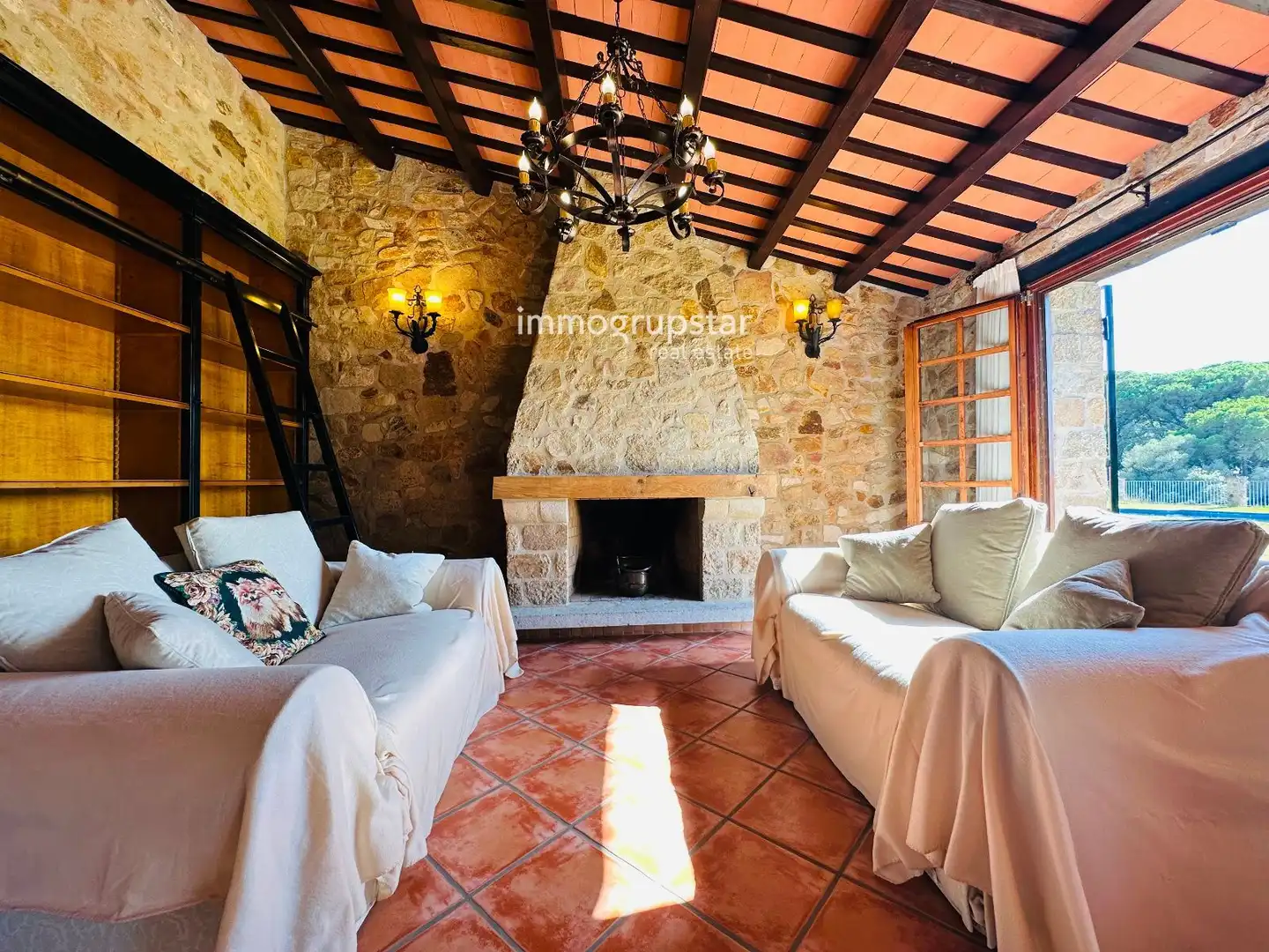 Sala de estar de Finca rústica en venta en Santa Cristina d'Aro con Terraza, Trastero y Piscina
