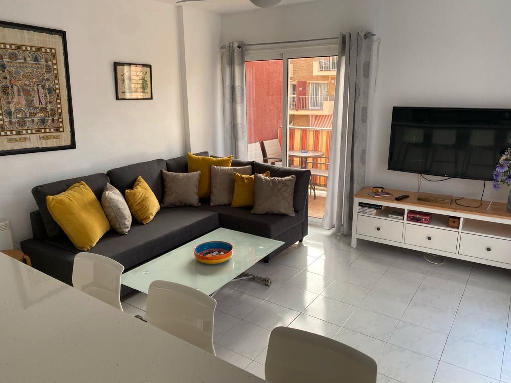 Sala de estar de Apartamento en venta en Benalmádena con Amueblado y Piscina comunitaria