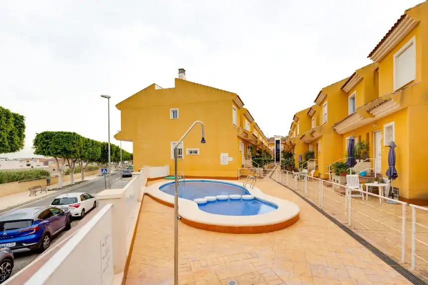 Vista exterior de Casa adosada en venta en Rojales con Piscina comunitaria