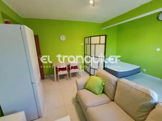 Dormitori de Estudi de lloguer en Madrid amb Aire condicionat i Moblat