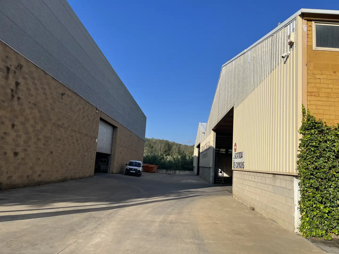 Außenansicht von Fabrikhallen zur Miete in La Bisbal d'Empordà