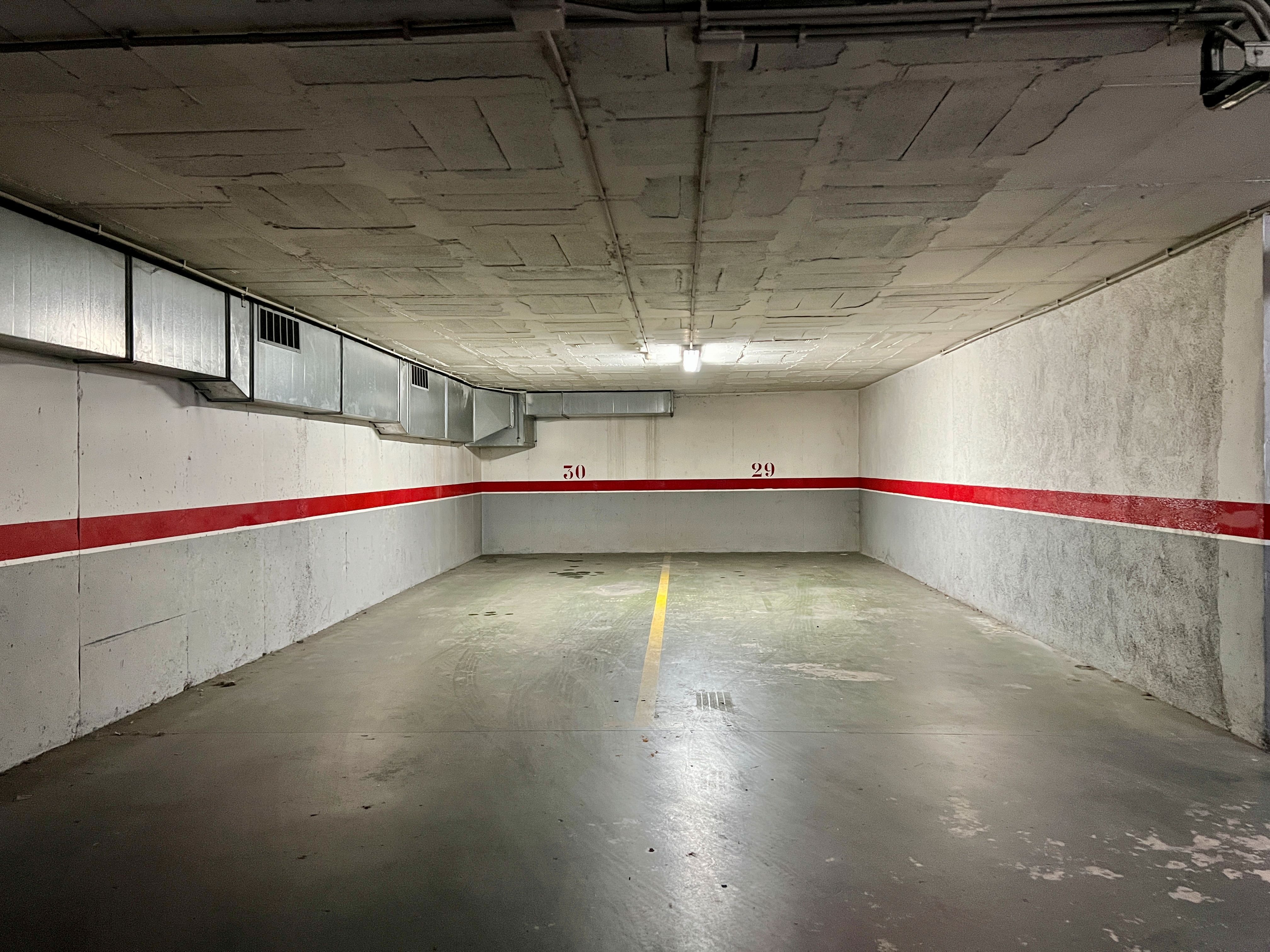 Garatge de lloguer a Carrer de Montserrat Roig, Migjorn