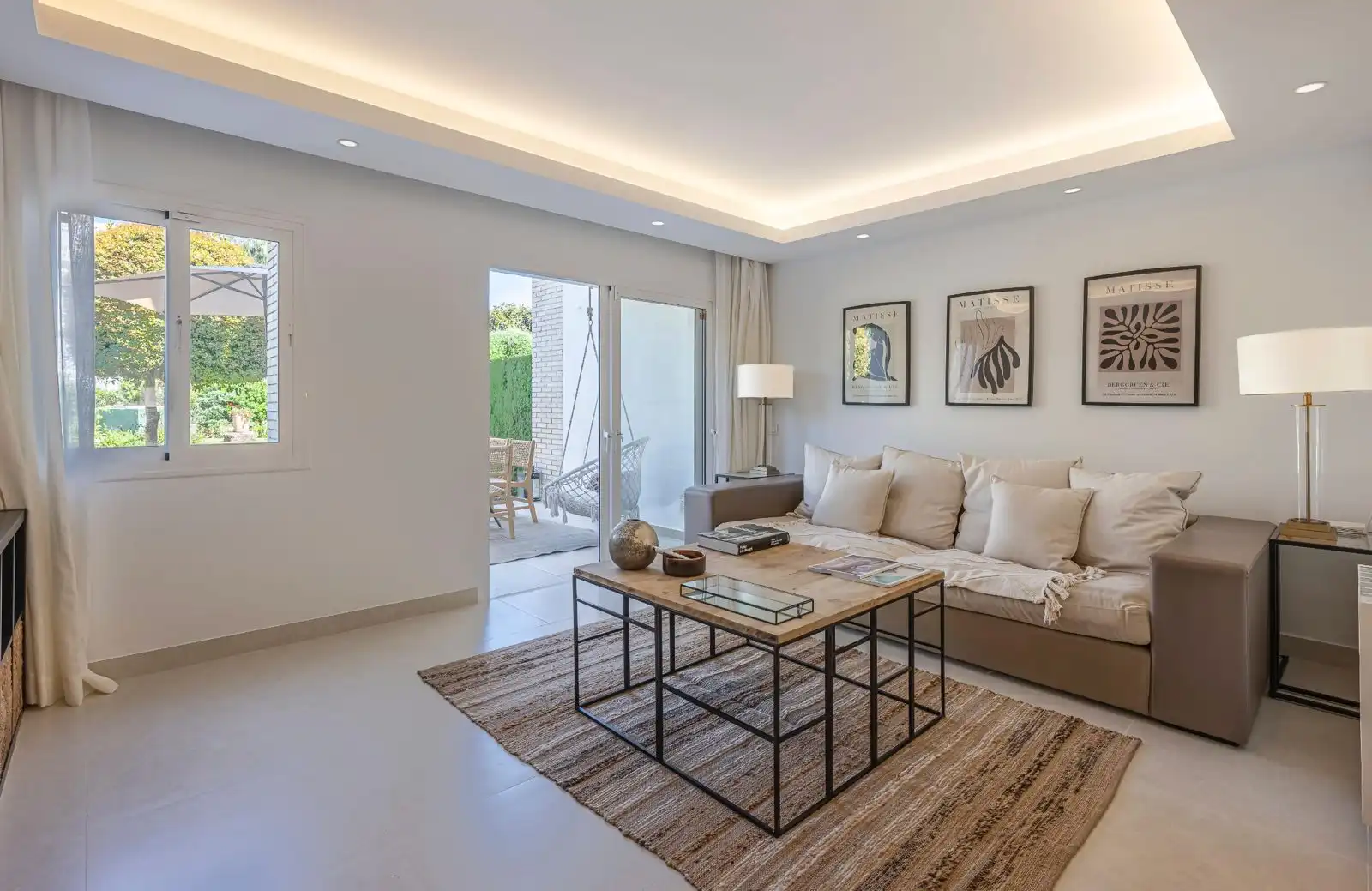 Sala de estar de Casa adosada de alquiler en Marbella con Aire acondicionado, Jardín privado y Trastero