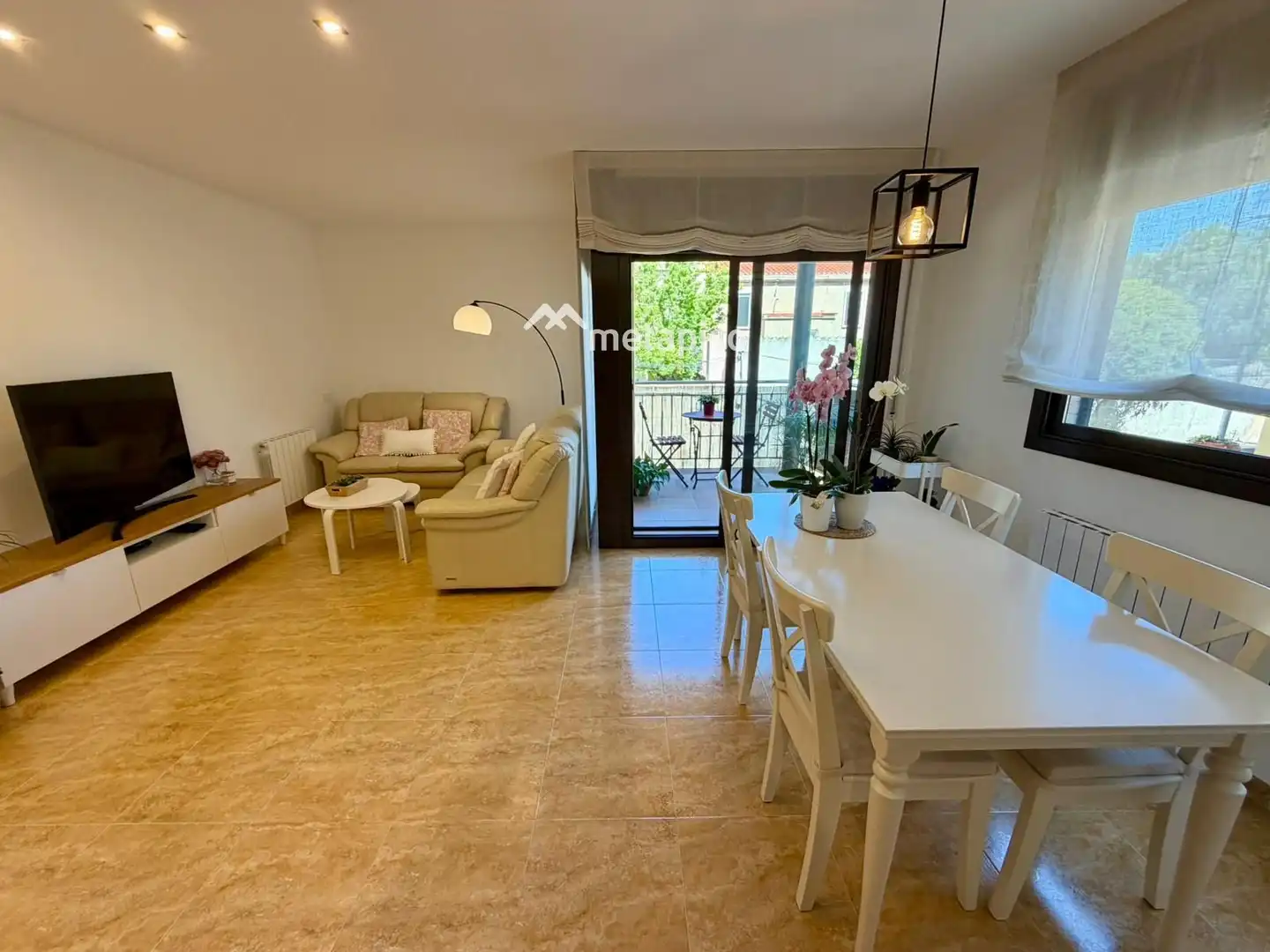 Sala de estar de Casa adosada en venta en Santa Margarida I Els Monjos con Aire acondicionado, Calefacción y Terraza