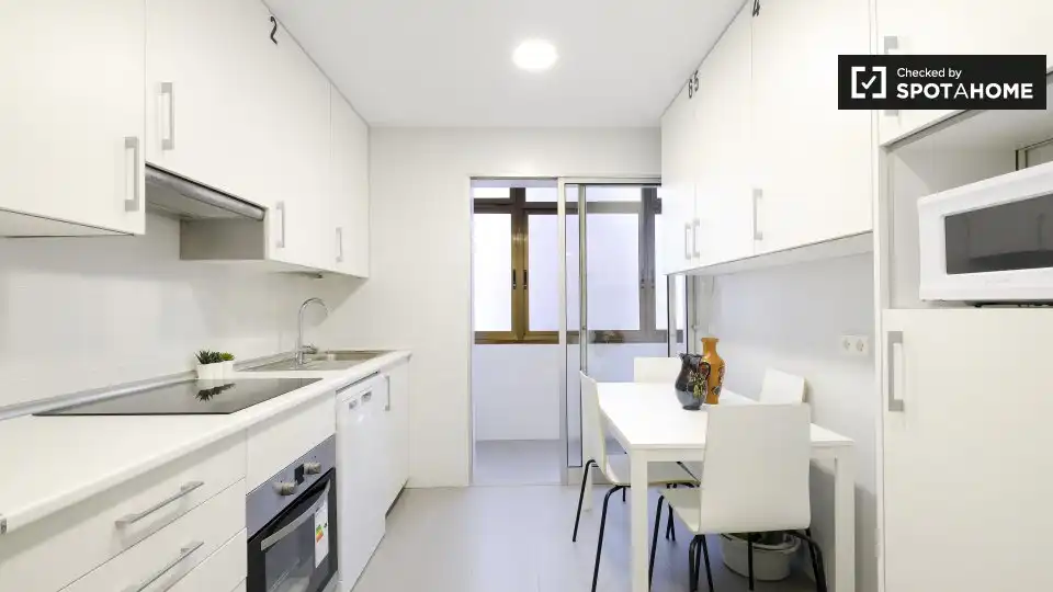 Cuina de Pis per a compartir en Madrid amb Aire condicionat, Calefacció i Moblat