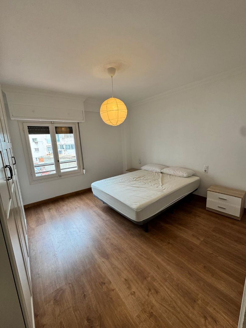 Dormitori de Pis de lloguer en  Valencia Capital amb Parquet, Moblat i Forn