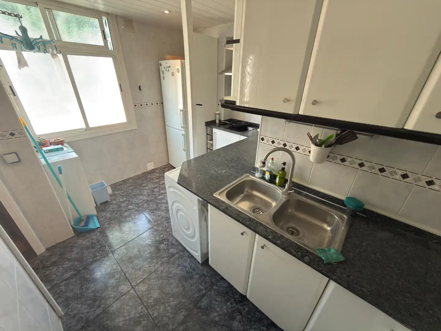 Kitchen of Flat for sale in Cornellà de Llobregat  with Air Conditioner, Oven and Washing machine