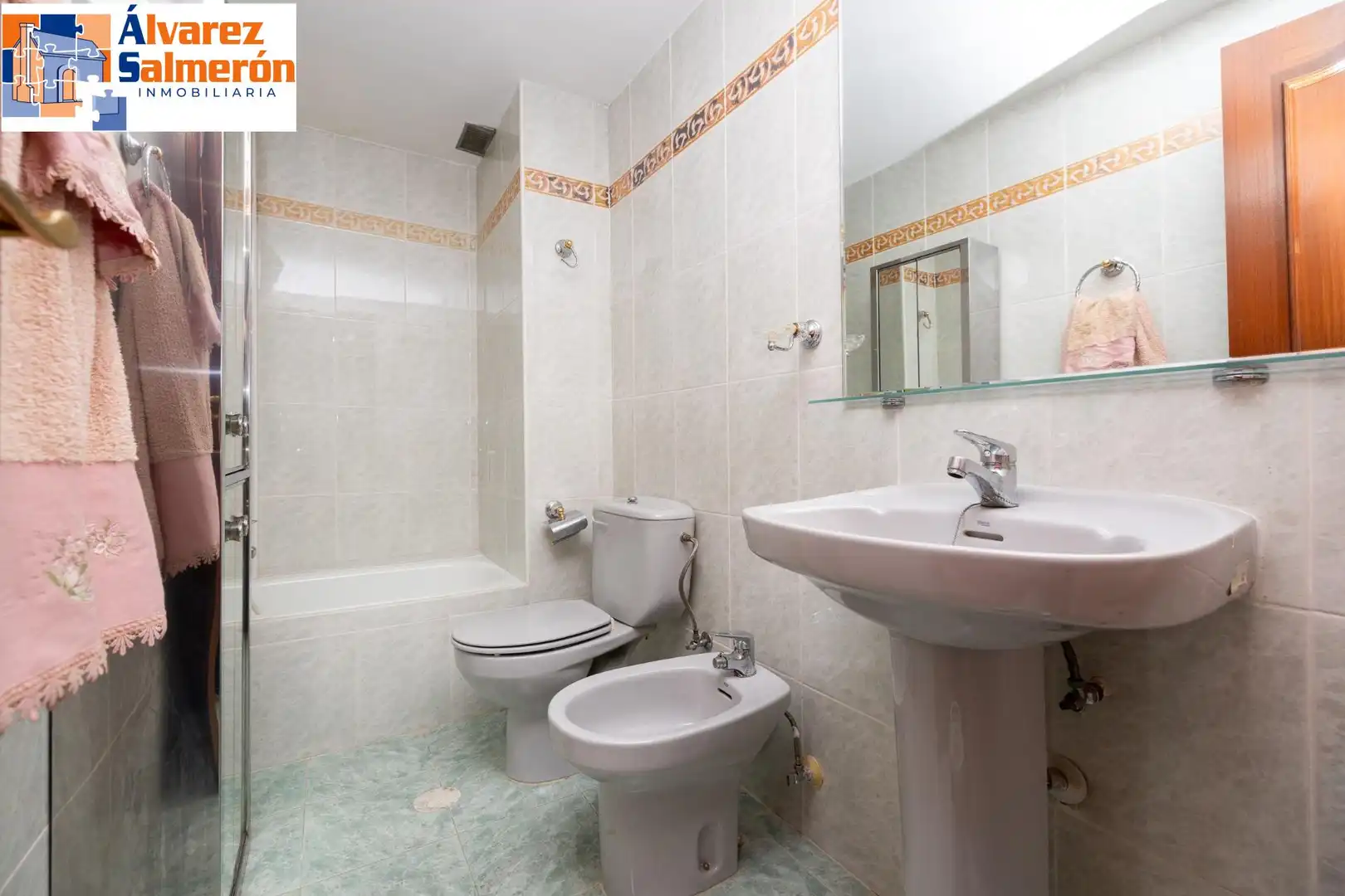 Bathroom of Flat for sale in Granada  with Terrace and Furnished