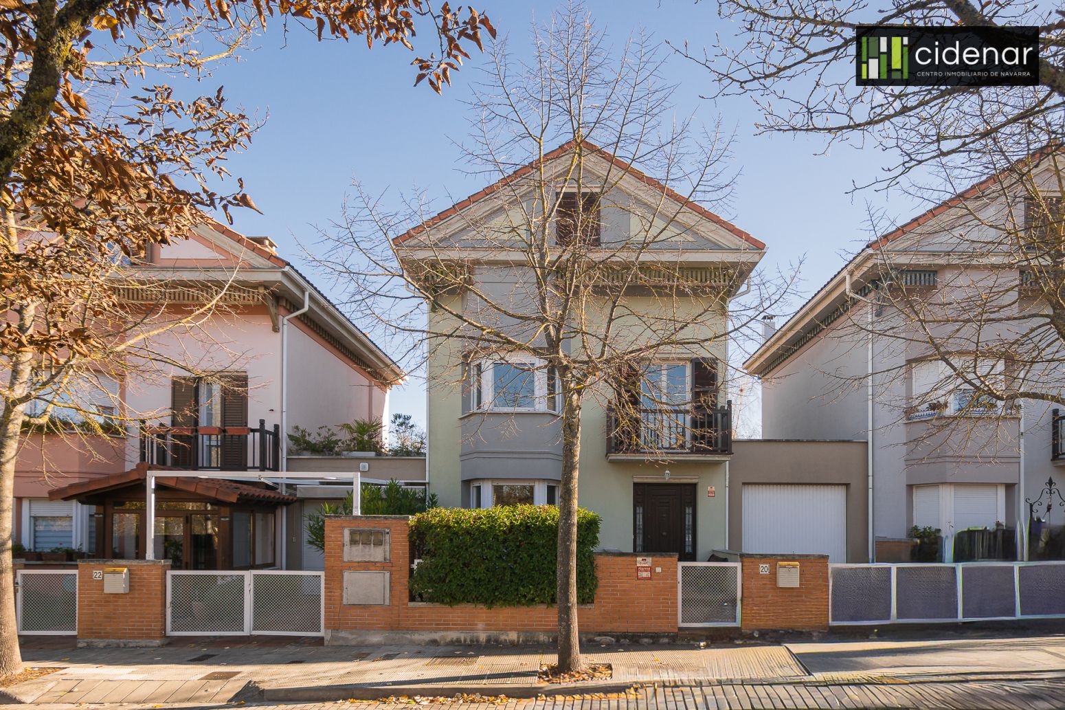 Vista exterior de Casa o xalet en venda en Aranguren amb Calefacció, Jardí privat i Parquet