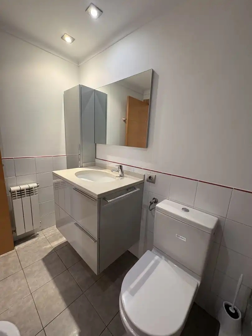 Badezimmer von Wohnung zur Miete in Girona mit Klimaanlage, Heizung und Möbliert