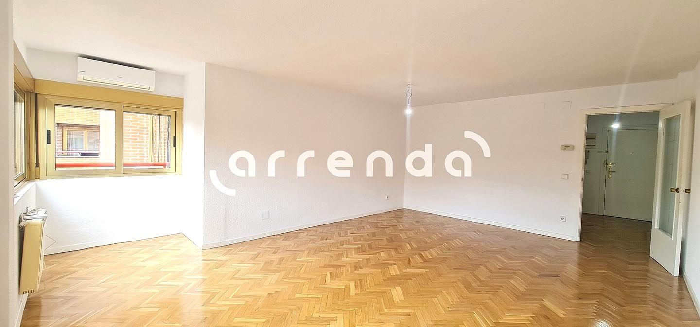 Bedroom of Flat to rent in Tres Cantos  with Air Conditioner, Heating and Parquet flooring