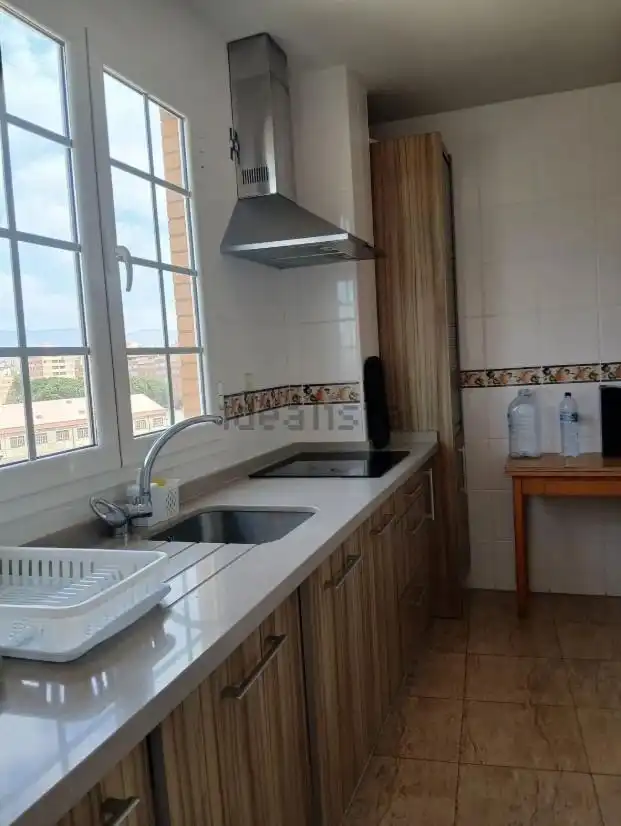 Cuina de Pis de lloguer en Almería amb Terrassa i Moblat