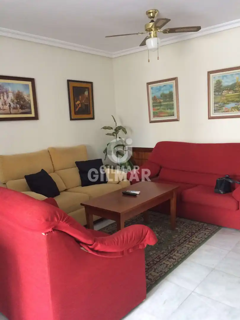 Sala d'estar de Casa adosada en venda en El Puerto de Santa María amb Calefacció