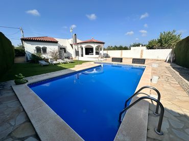 Xalet amb piscina en venda a Platja de Mont-roig
