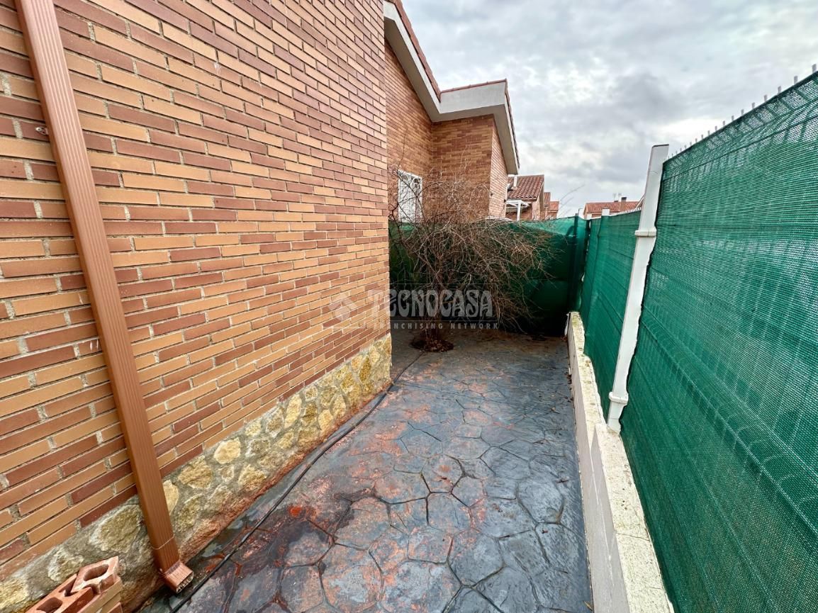 Vista exterior de Casa adosada en venda en Pioz amb Calefacció i Alarma