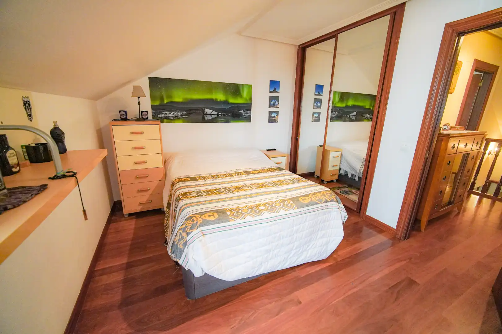 Schlafzimmer von Dachboden zum Verkauf in Avilés mit Heizung, Parkett und Terrasse