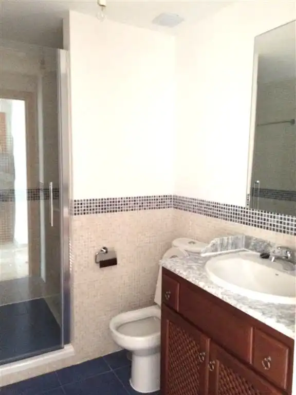 Baño de Casa adosada en venta en Marbella con Aire acondicionado, Calefacción y Terraza