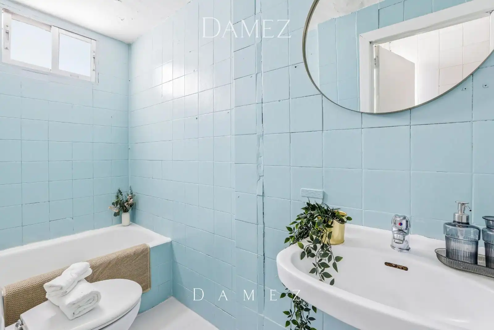 Baño de Piso en venta en Madrid con Terraza y Alarma