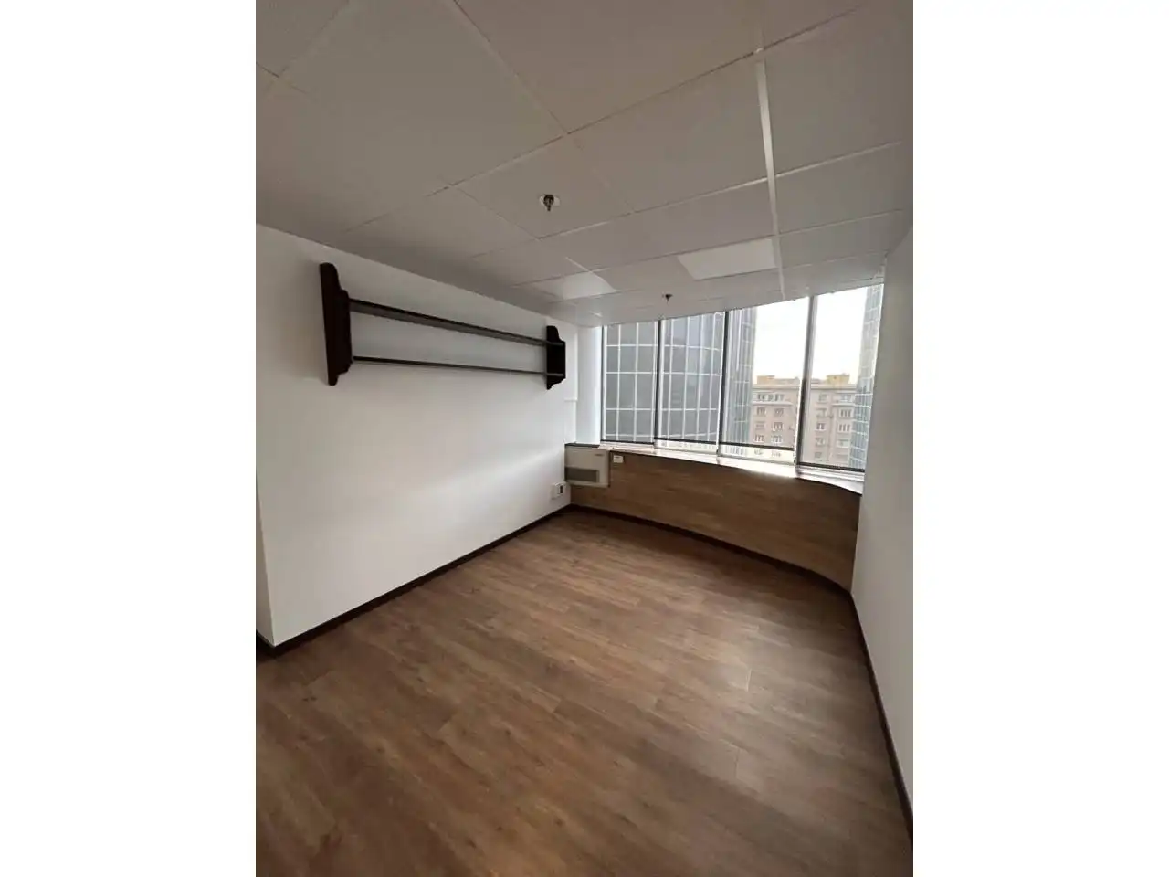 Büro zur Miete in Barcelona mit Klimaanlage, Heizung und Alarm