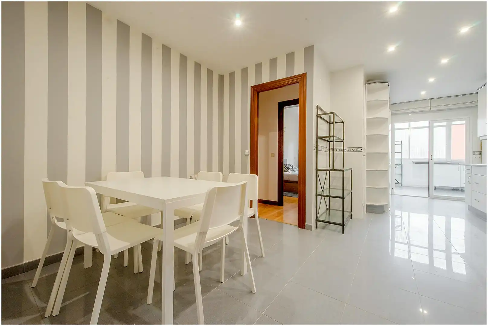 Comedor de Piso para compartir en Madrid con Calefacción, Lavadora y TV