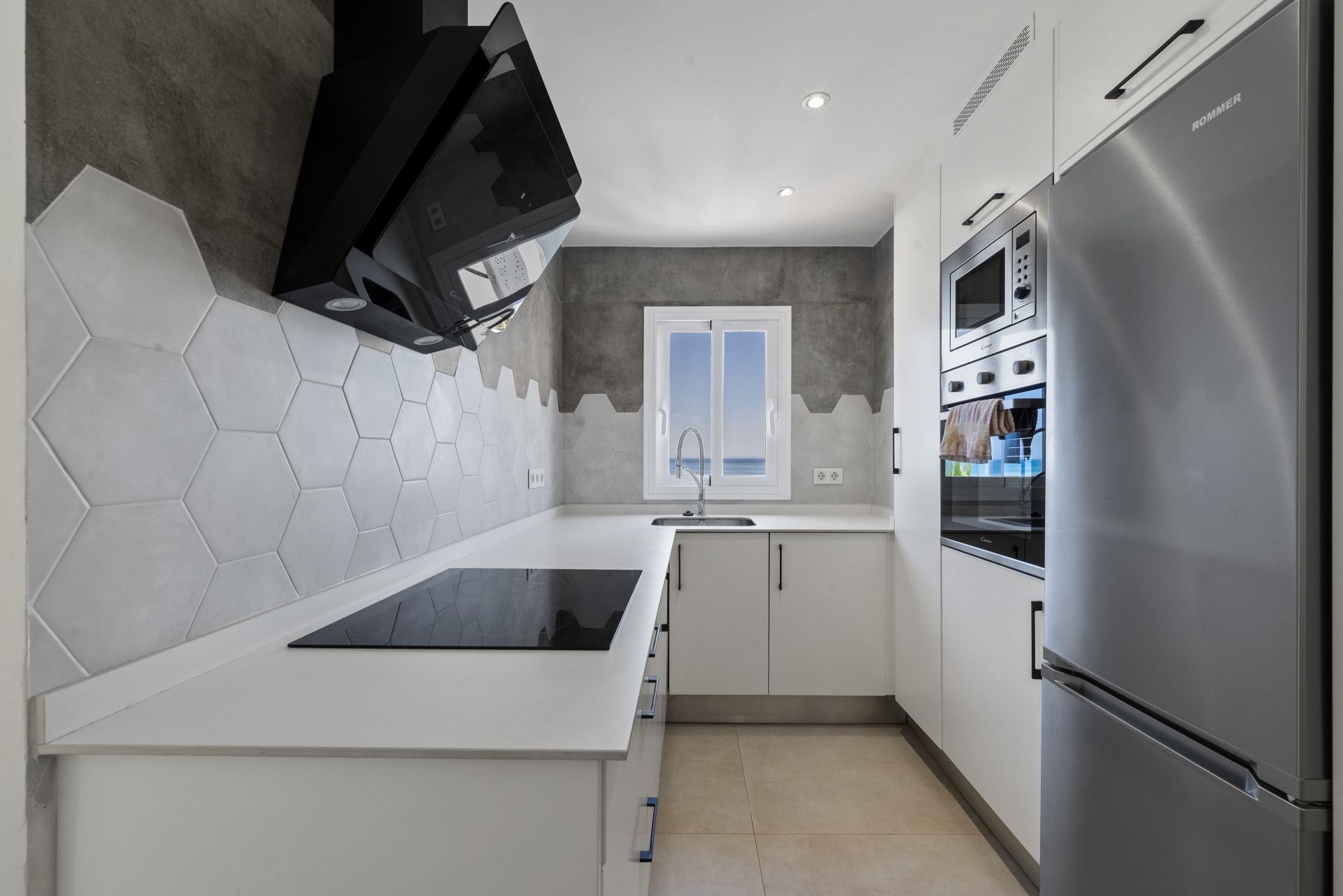 Kitchen of Apartment for sale in Fuengirola  with Air Conditioner, Terrace and Furnished