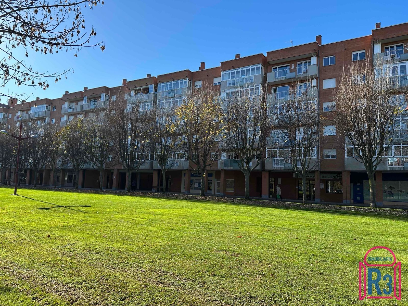 Vista exterior de Pis en venda en León Capital  amb Calefacció, Terrassa i Traster