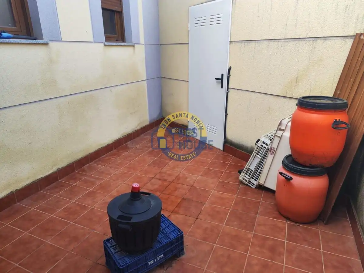 Commercial properties for sale in Villamañán  with Air Conditioner, Parquet flooring and Terrace