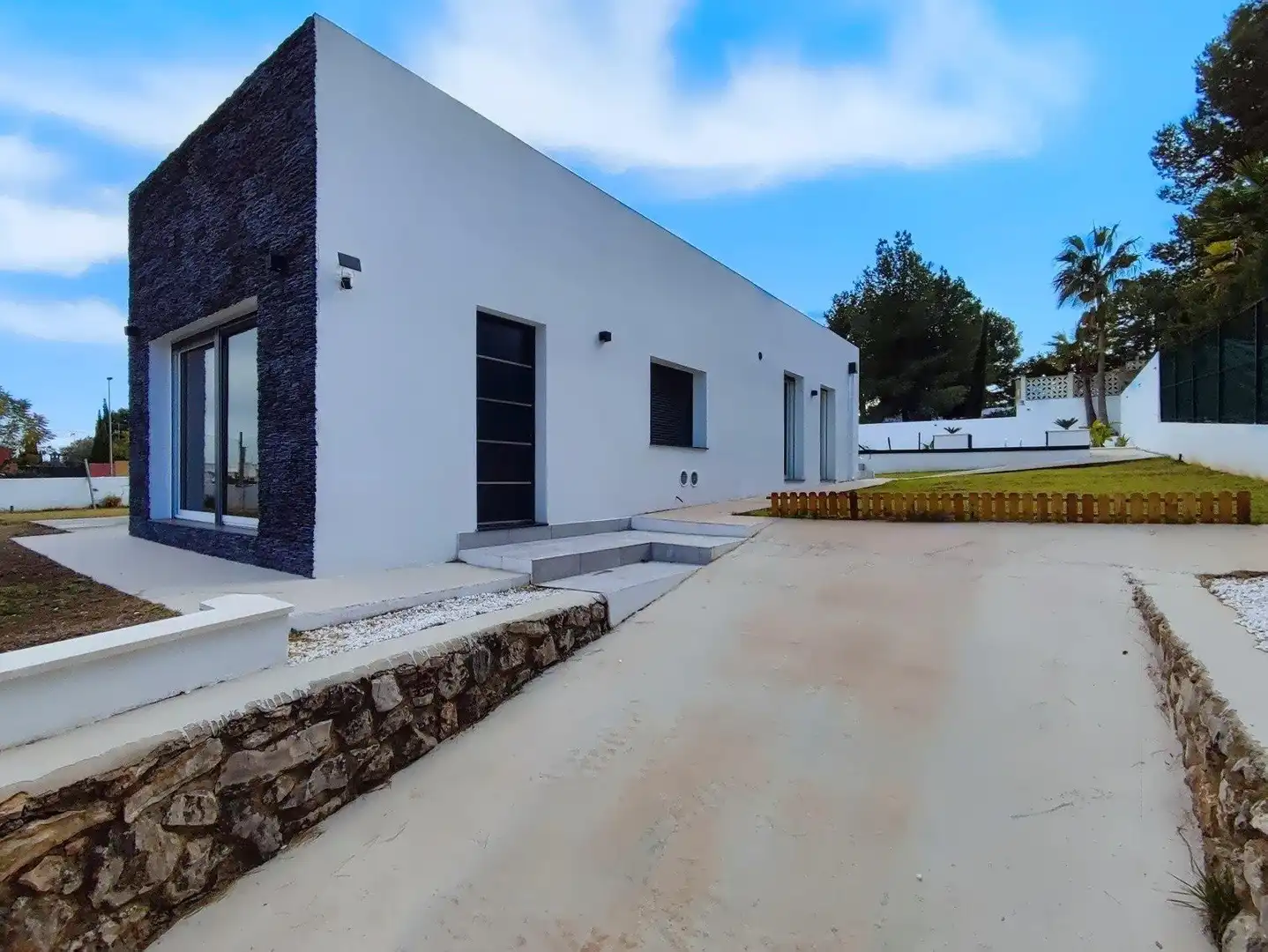 Vista exterior de Casa o xalet en venda en Turís amb Calefacció, Terrassa i Piscina