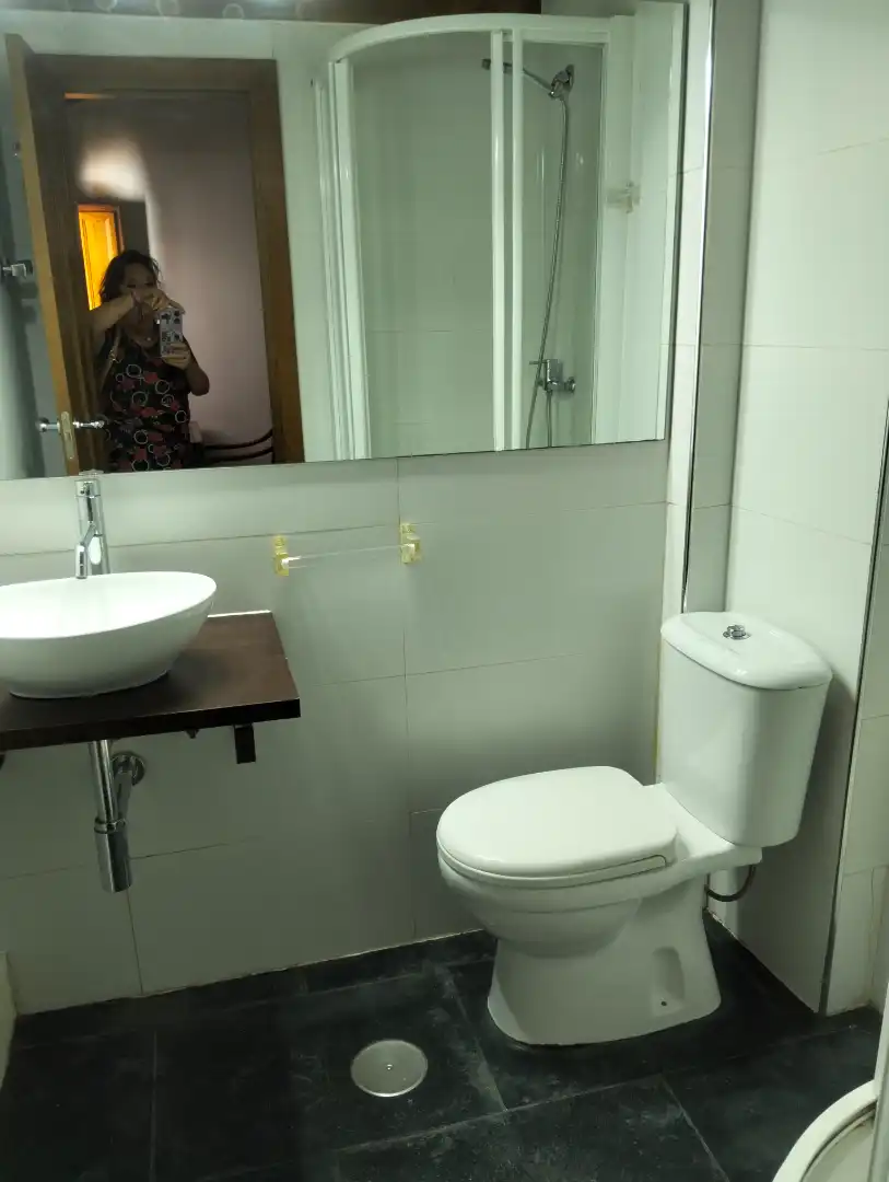 Baño de Apartamento de alquiler en Toledo con Aire acondicionado, Calefacción y Parquet