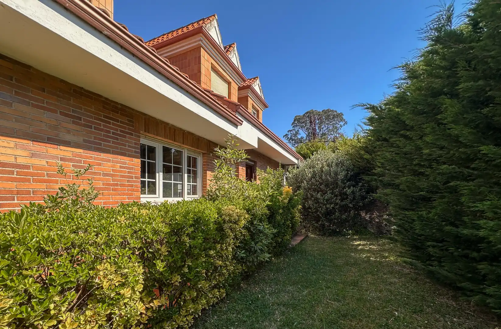 Vista exterior de Casa o xalet en venda en Marina de Cudeyo amb Calefacció, Jardí privat i Terrassa