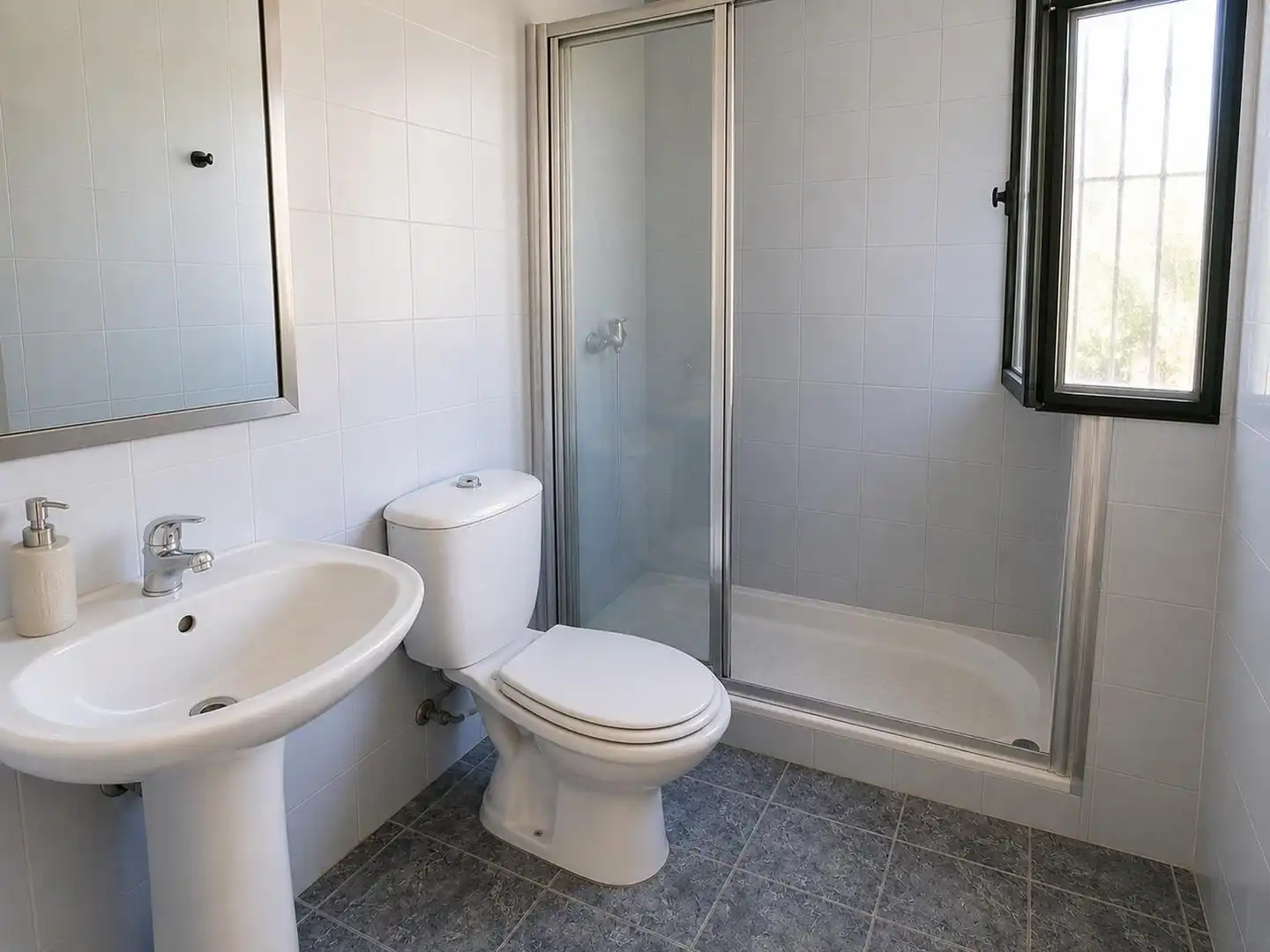 Baño de Casa o chalet en venta en Algeciras con Jardín privado, Trastero y Piscina