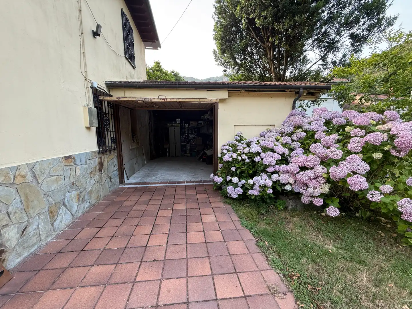 Jardí de Casa o xalet en venda en Salas amb Jardí privat, Traster i Moblat