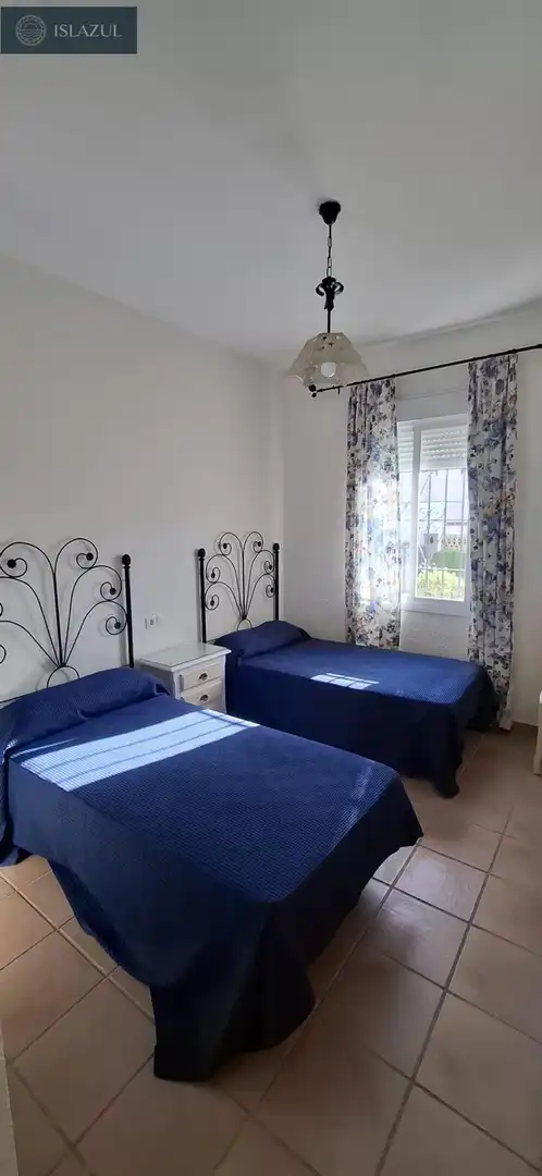Schlafzimmer von Erdgeschoss zur Miete in Islantilla mit Klimaanlage, Heizung und Privatgarten