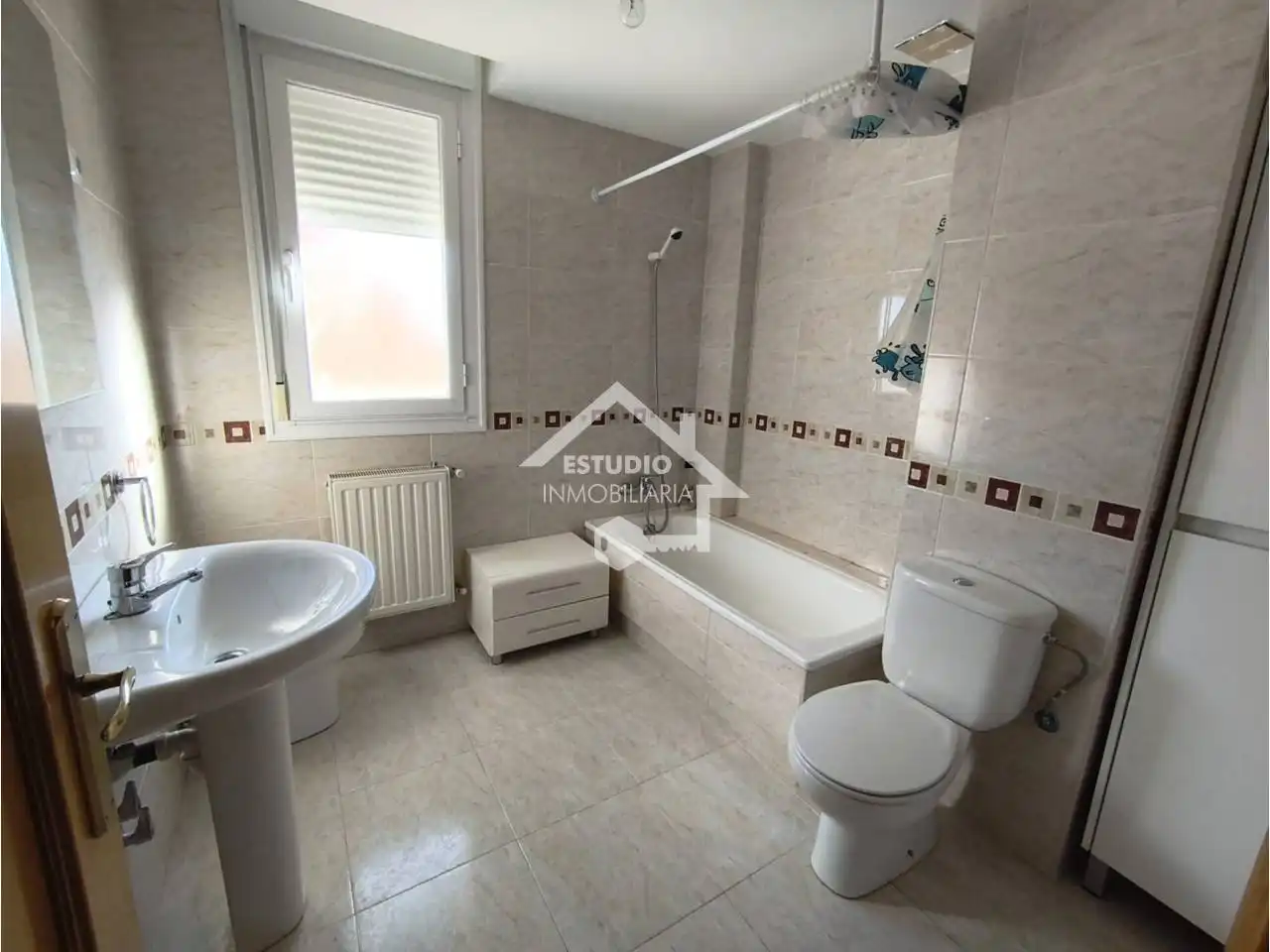 Baño de Casa adosada en venta en Mendavia con Calefacción, Jardín privado y Parquet