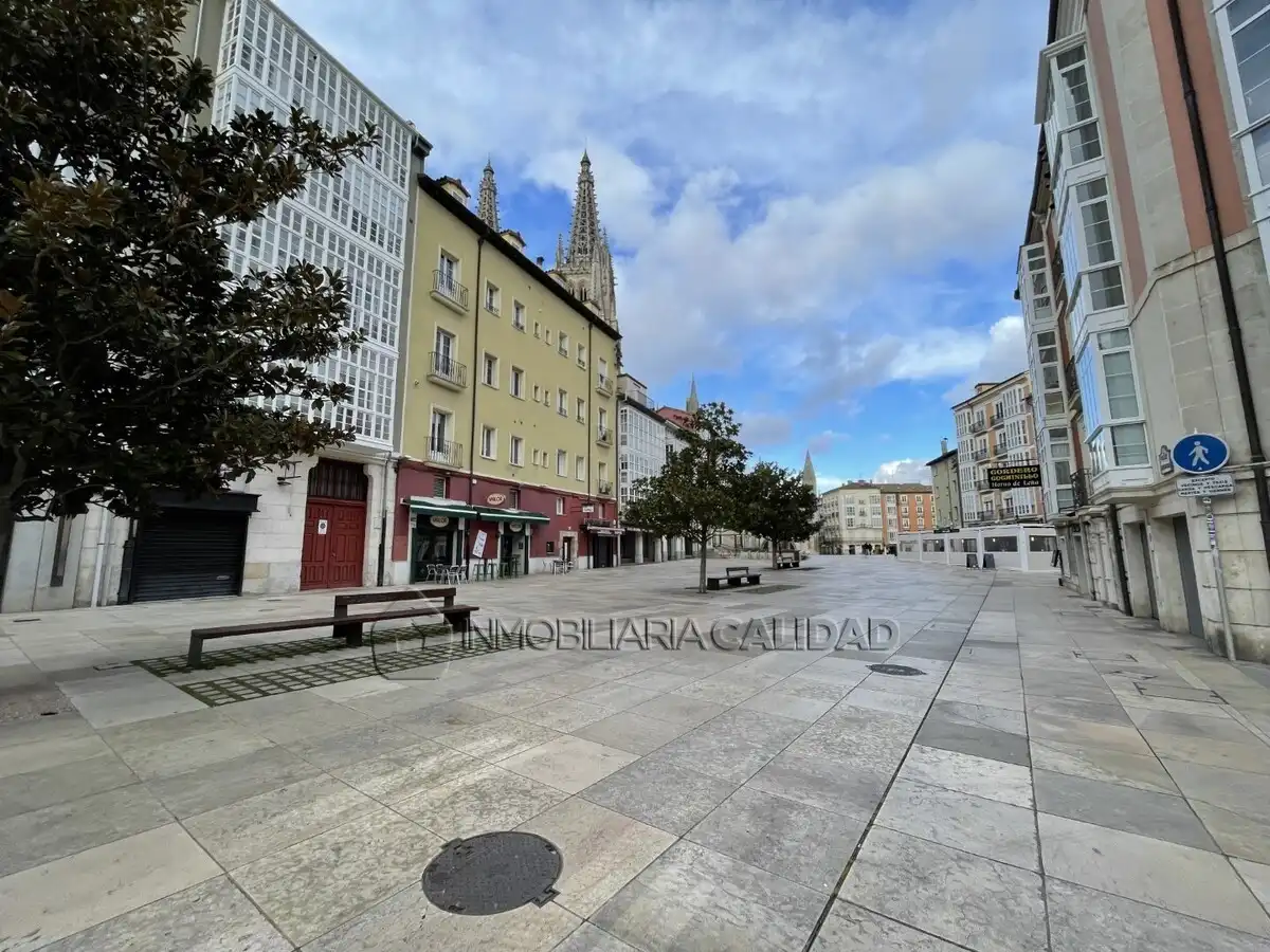 Vista exterior de Piso de alquiler en Burgos con Calefacción y Amueblado