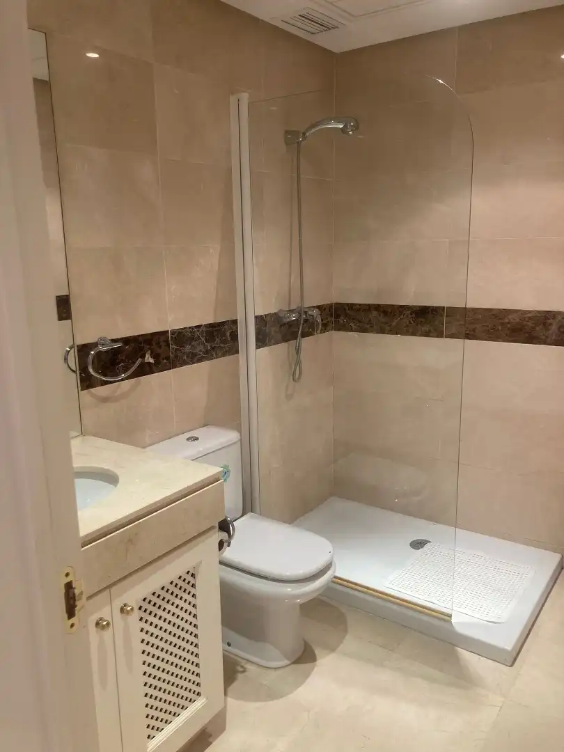 Badezimmer von Wohnungen zum Verkauf in Benahavís mit Terrasse und Möbliert