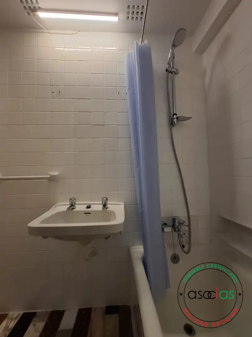 Bany de Pis en venda en Gijón  amb Calefacció