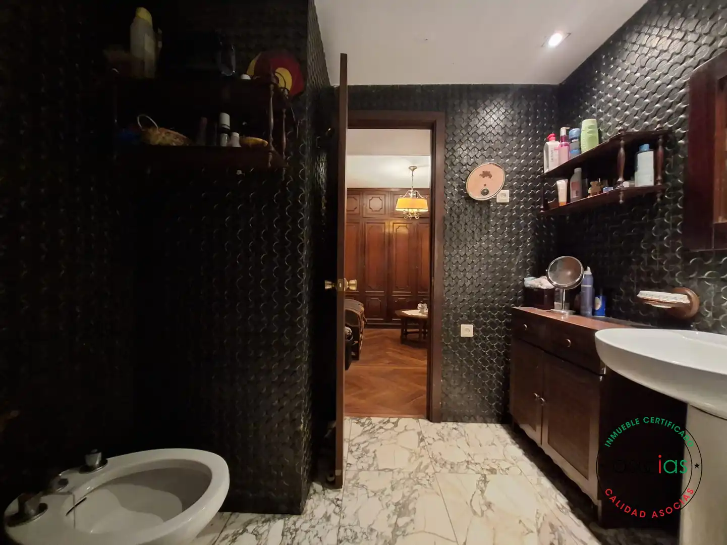 Bany de Pis en venda en Gijón  amb Calefacció, Parquet i Terrassa