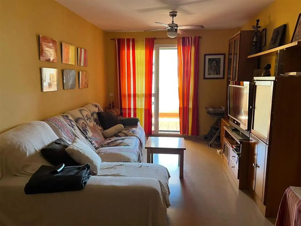 Sala d'estar de Pis de lloguer en Rincón de la Victoria amb Piscina