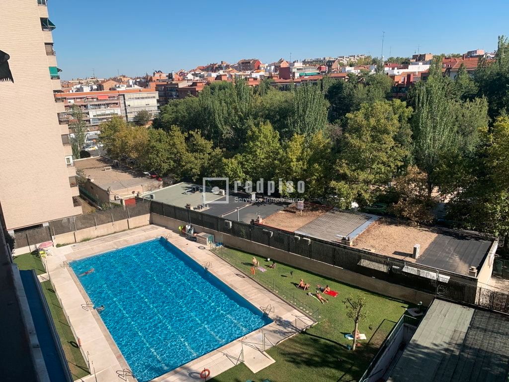 Swimming pool of Flat for sale in  Madrid Capital  with Air Conditioner, Heating and Parquet flooring