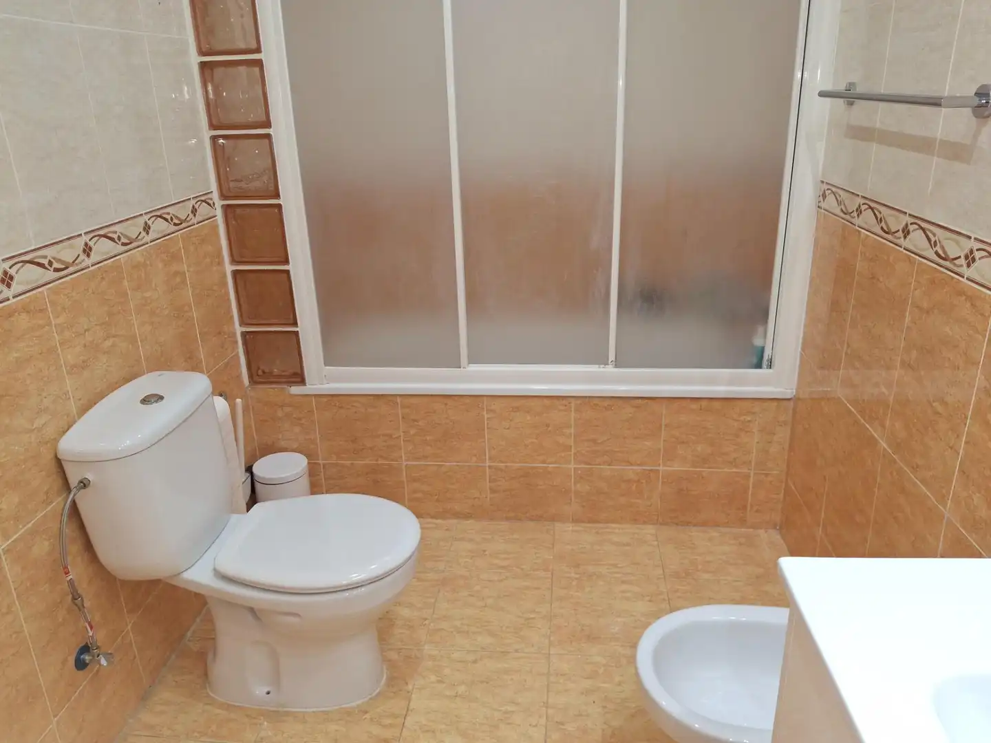 Badezimmer von Einfamilien-Reihenhaus zum Verkauf in Oropesa del Mar / Orpesa mit Klimaanlage und Balkon