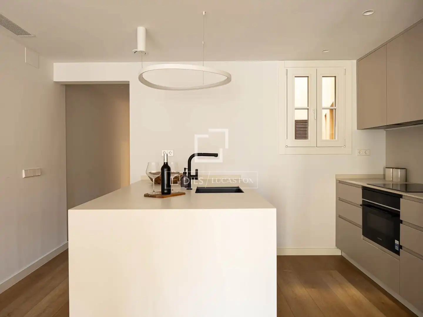 Küche von Wohnung zum Verkauf in Barcelona mit Klimaanlage, Terrasse und Schwimmbad