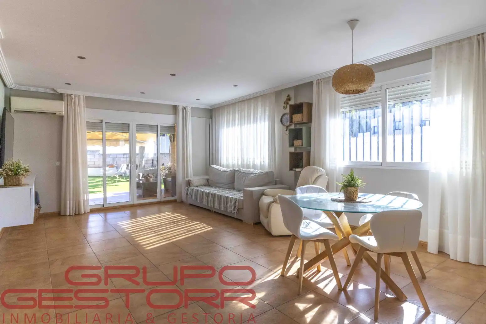 Sala d'estar de Casa o xalet en venda en Torrent amb Jardí privat, Terrassa i Traster