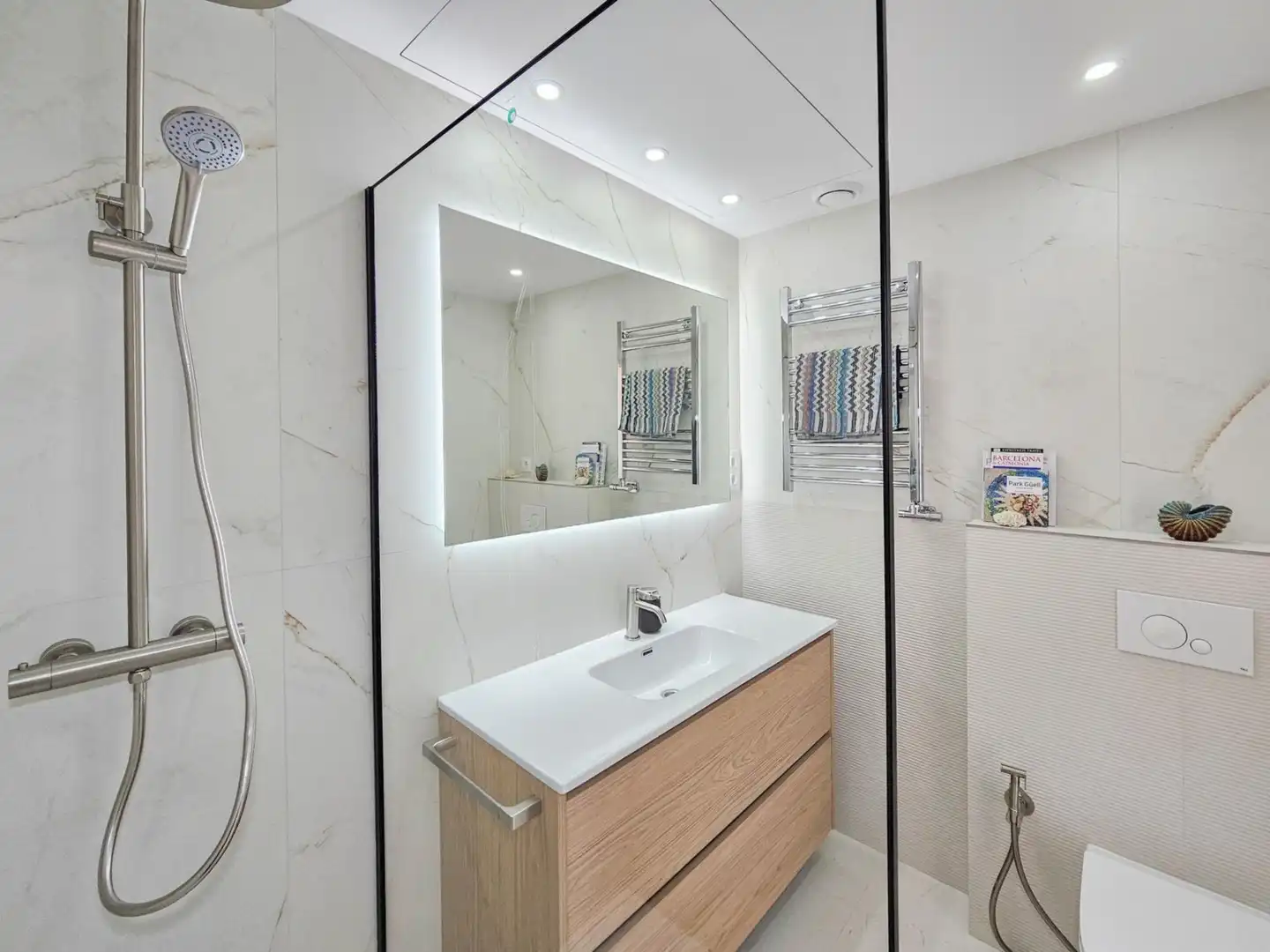 Badezimmer von Wohnung zum Verkauf in Barcelona mit Klimaanlage, Heizung und Balkon