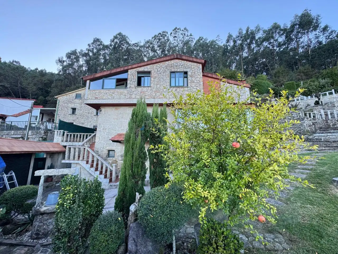 Vista exterior de Casa o xalet en venda en Redondela amb Calefacció, Jardí privat i Terrassa