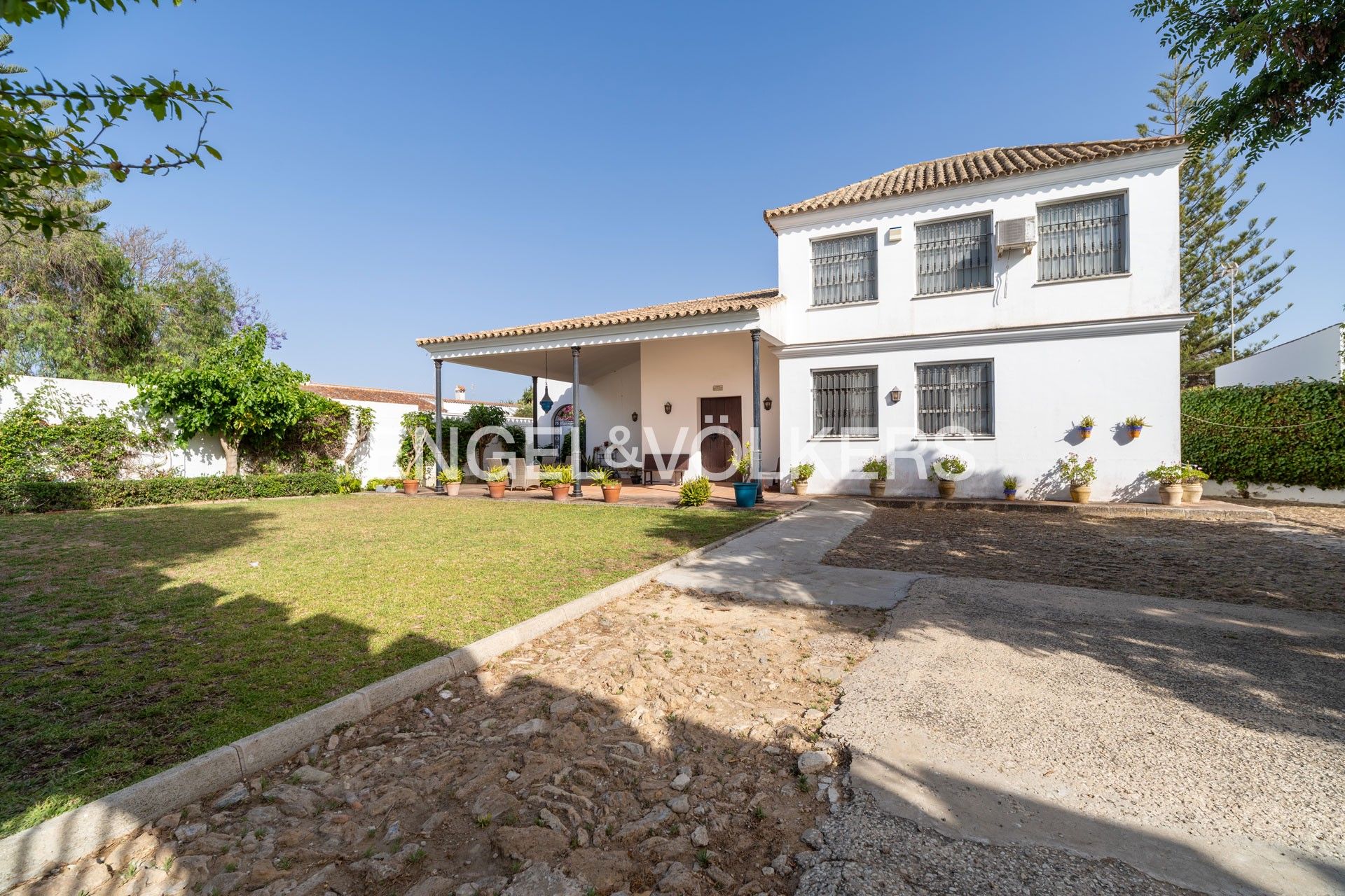 Vista exterior de Casa o xalet en venda en Sanlúcar de Barrameda amb Aire condicionat, Calefacció i Jardí privat